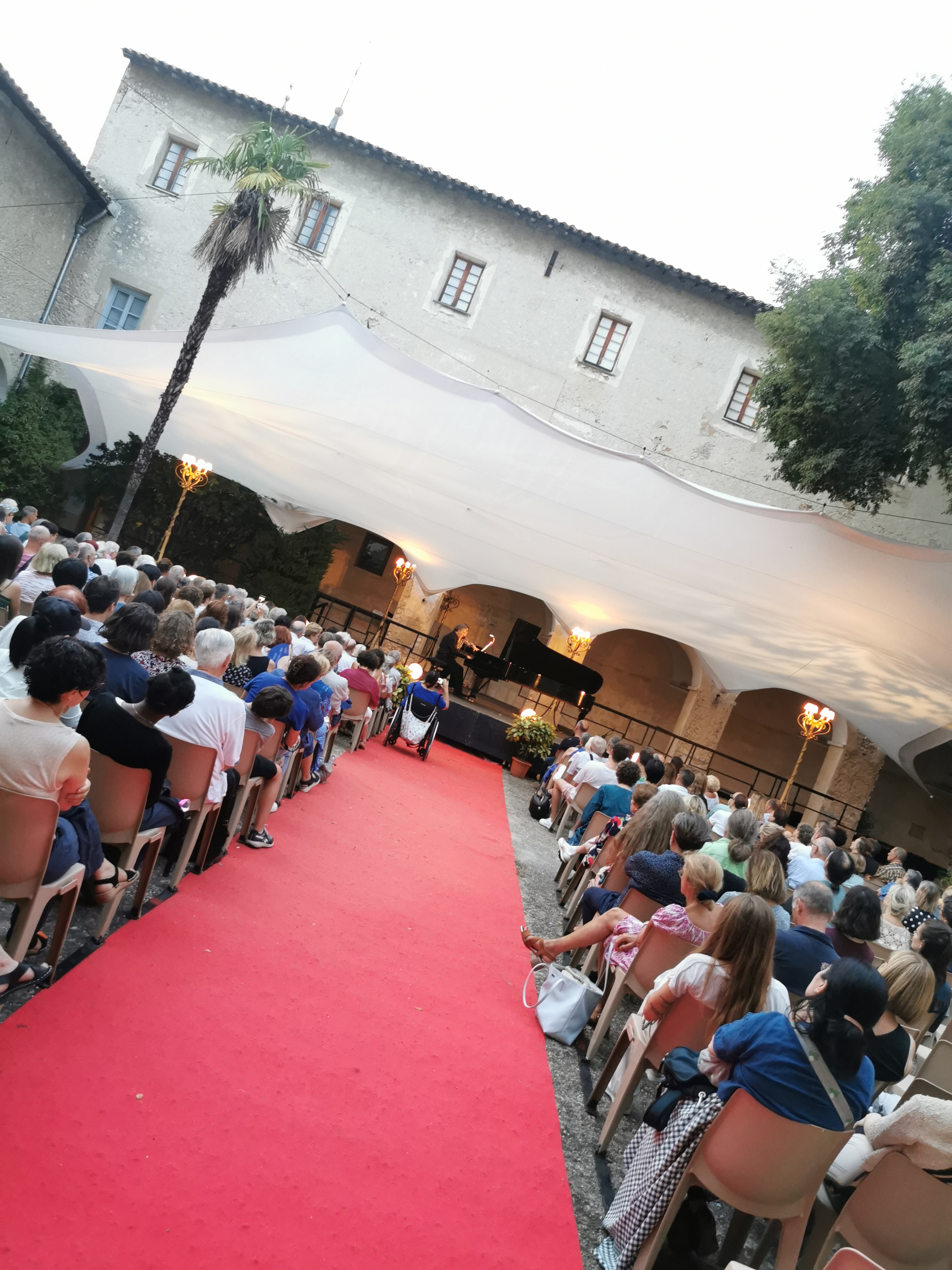 SCENE CLOITRE TAPIS ROUGE IMG_20230724_210343.jpg